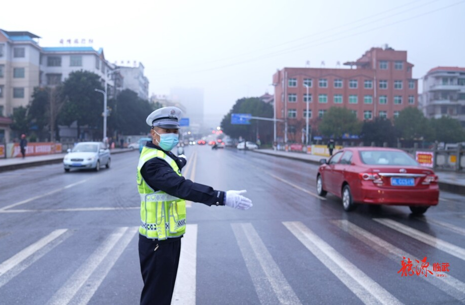新春走基层｜临武县交警大队：行走的“红绿灯” 护航春节出行