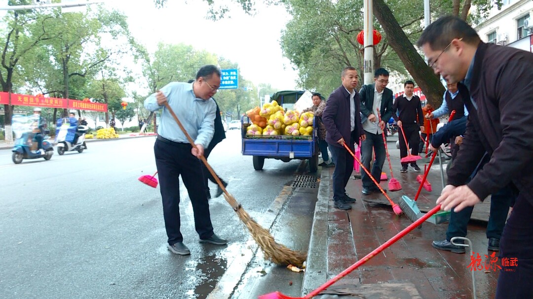 刘杨带头参加“迎新春卫生大扫除”活动