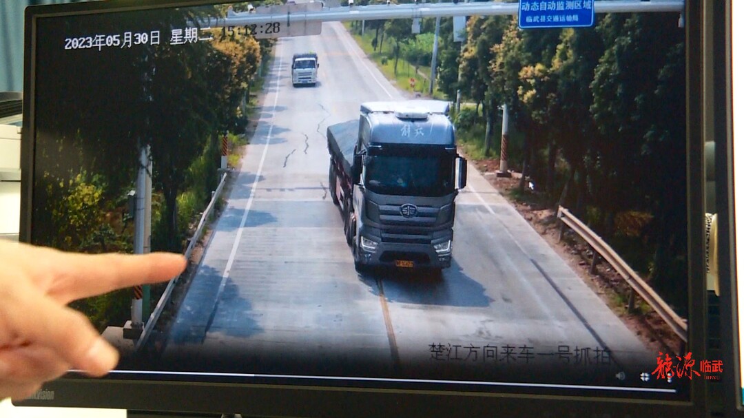 卡车司机多次蒙牌超限运输被查