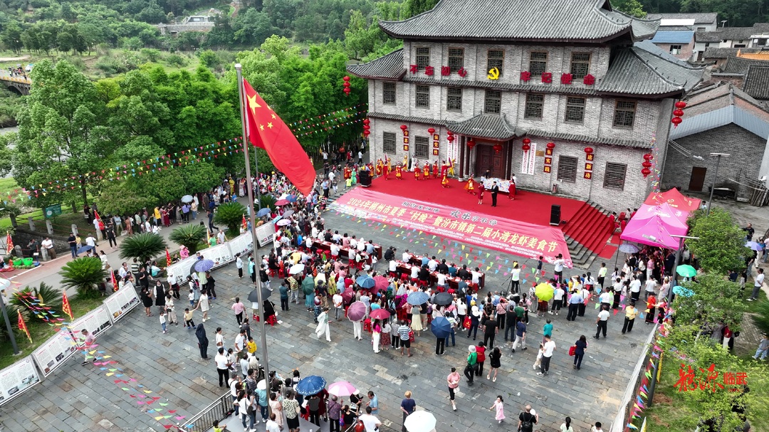 汾市镇龙归坪村：夏季“村晚” 乐享不停