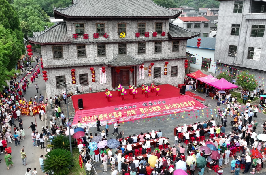 汾市镇龙归坪村：夏季“村晚” 乐享不停