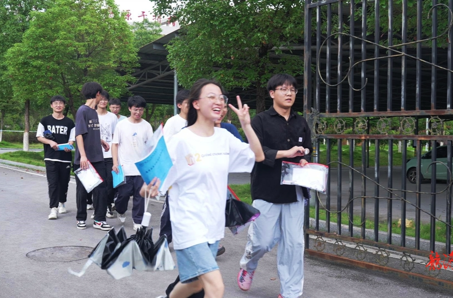 高考结束  扬帆启新航