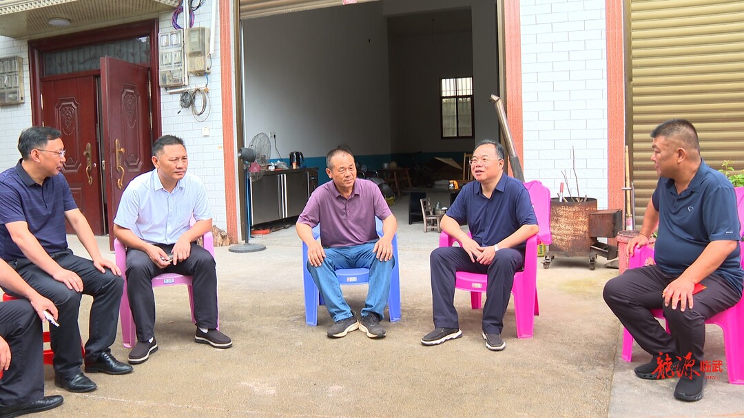 刘杨到武水镇走访慰问困难党员