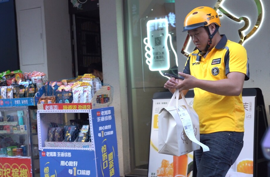 高温下的“城市穿梭者”——外卖骑手的故事