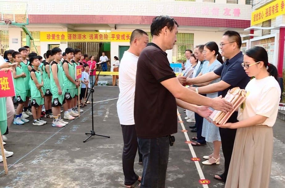 共度“七彩”暑假 中南大学支教团支教乡村留守儿童  