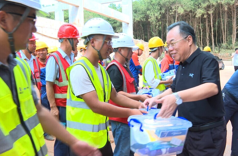 刘杨开展"送清凉"慰问活动 关怀高温下产业工人