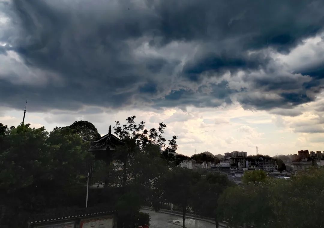 四预警齐发 | 未来三天湖南大部有降水发生 湘东局地有大暴雨 高温有所减弱