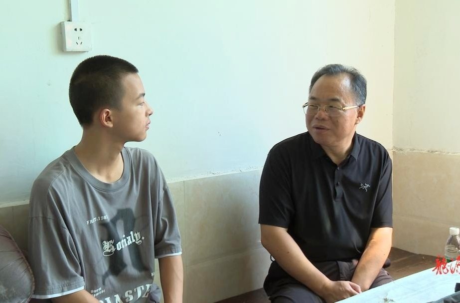 刘杨走访慰问“爱心春蕾”结对帮扶对象