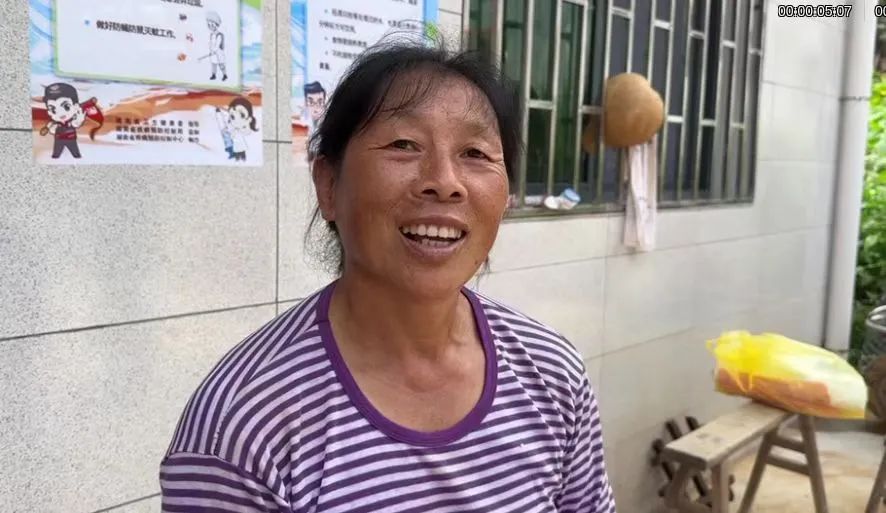 “房子垮了，人不能垮。”