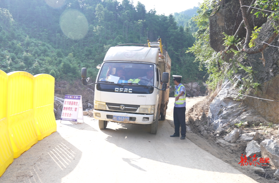 资临携手 风雨同舟｜临武公安民警24小时值守  保障灾区“生命线”畅通无阻