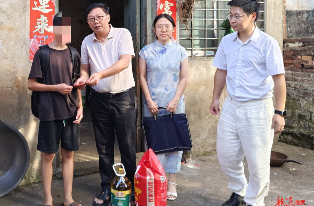 临武县气象局：结对帮扶沐人心 爱心助学送温暖