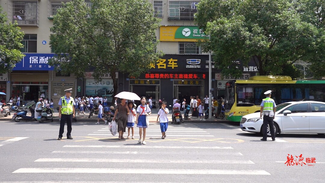 临武县交警大队：开启“护学岗” 点亮校园“安全灯”
