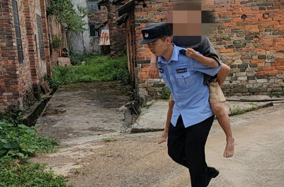 11岁男孩被卡墙缝 民警紧急救援