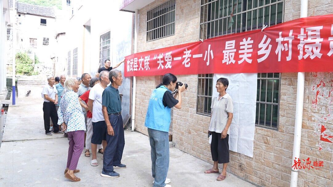新闻特写：公益摄影  用镜头定格乡村老人幸福瞬间