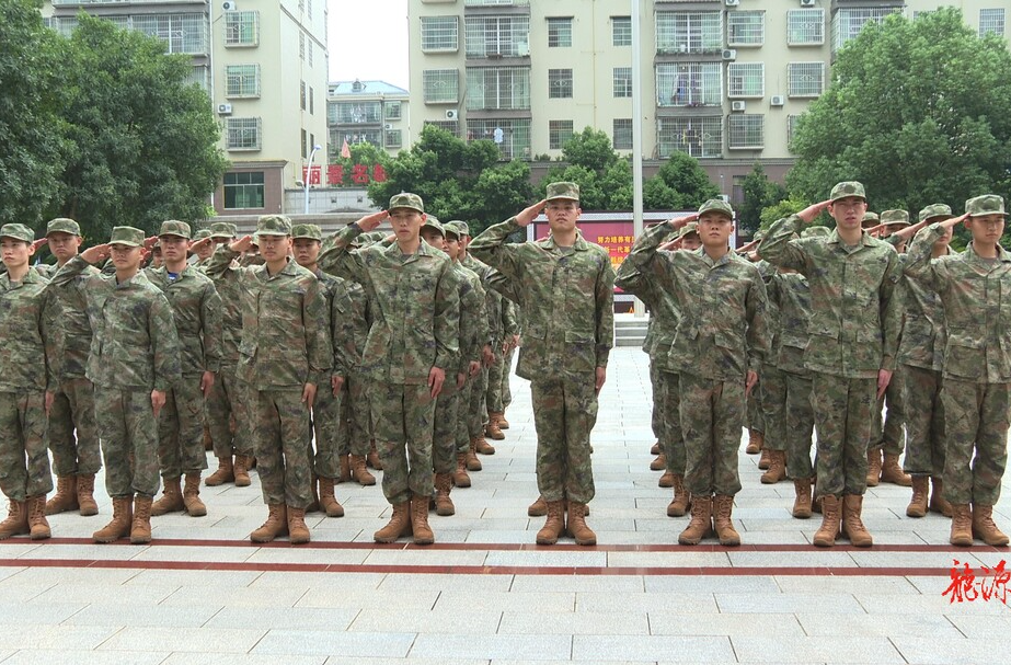 “00后”乡村教师投身军旅