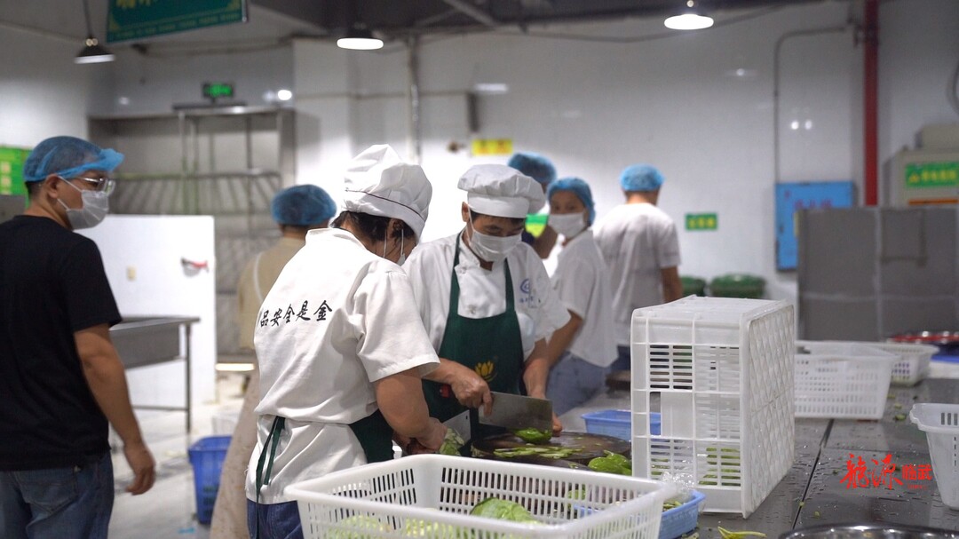 临武一中：眼见为“食” 家长代表进食堂