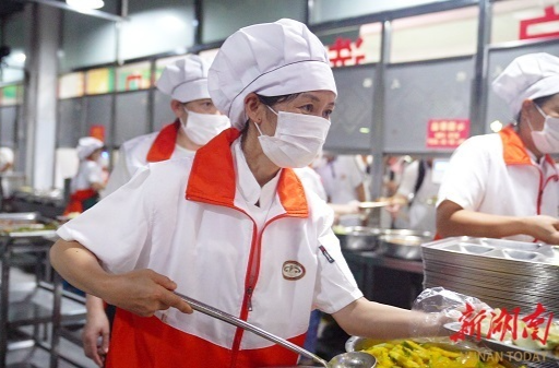 【新湖南】临武一中：家长代表进食堂 眼见为“食”保安全
