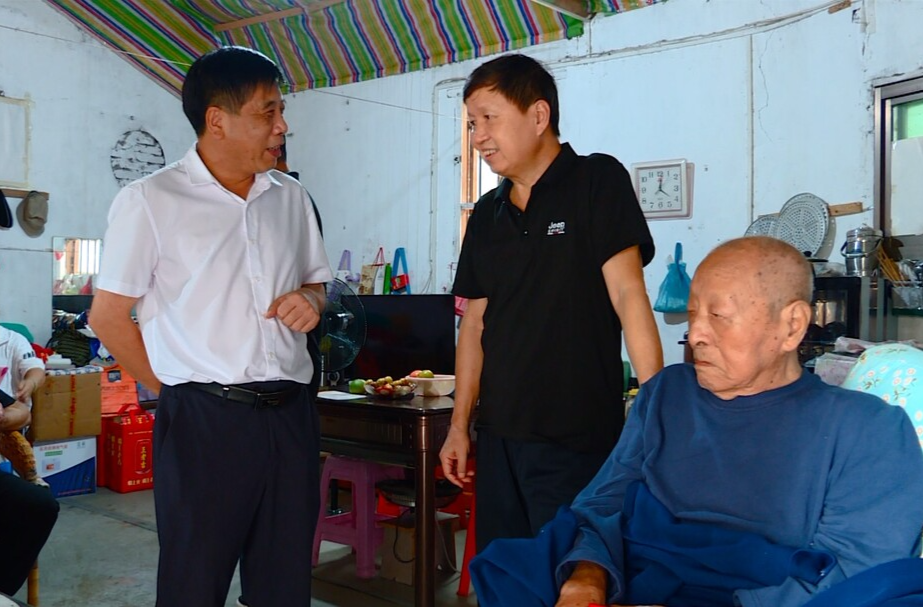 肖柏茂走访慰问离休老干部