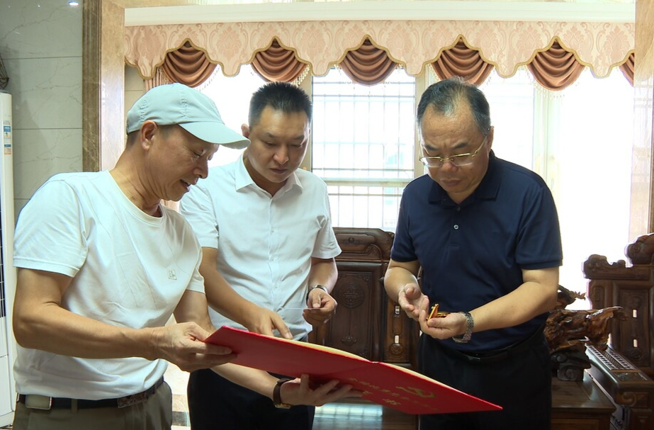 刘杨走访慰问全国优秀党务工作者欧爱国