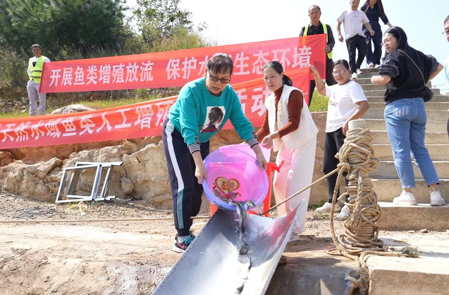 临武县开展人工增殖放流活动 助力水域生态文明建设