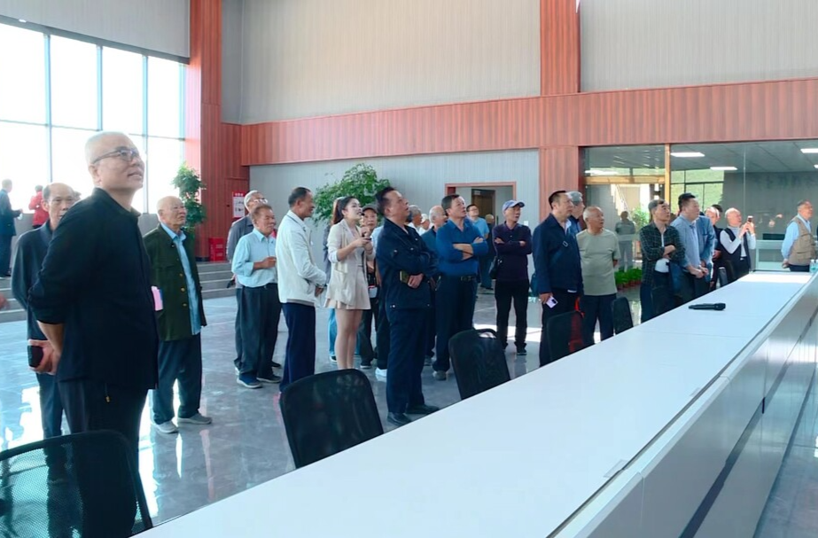 我们的节日·重阳｜离退休老干部视察临武县重点项目建设情况