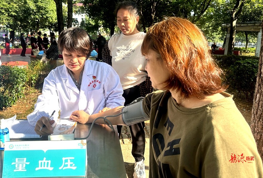 临武县开展“世界精神卫生日”主题宣传活动