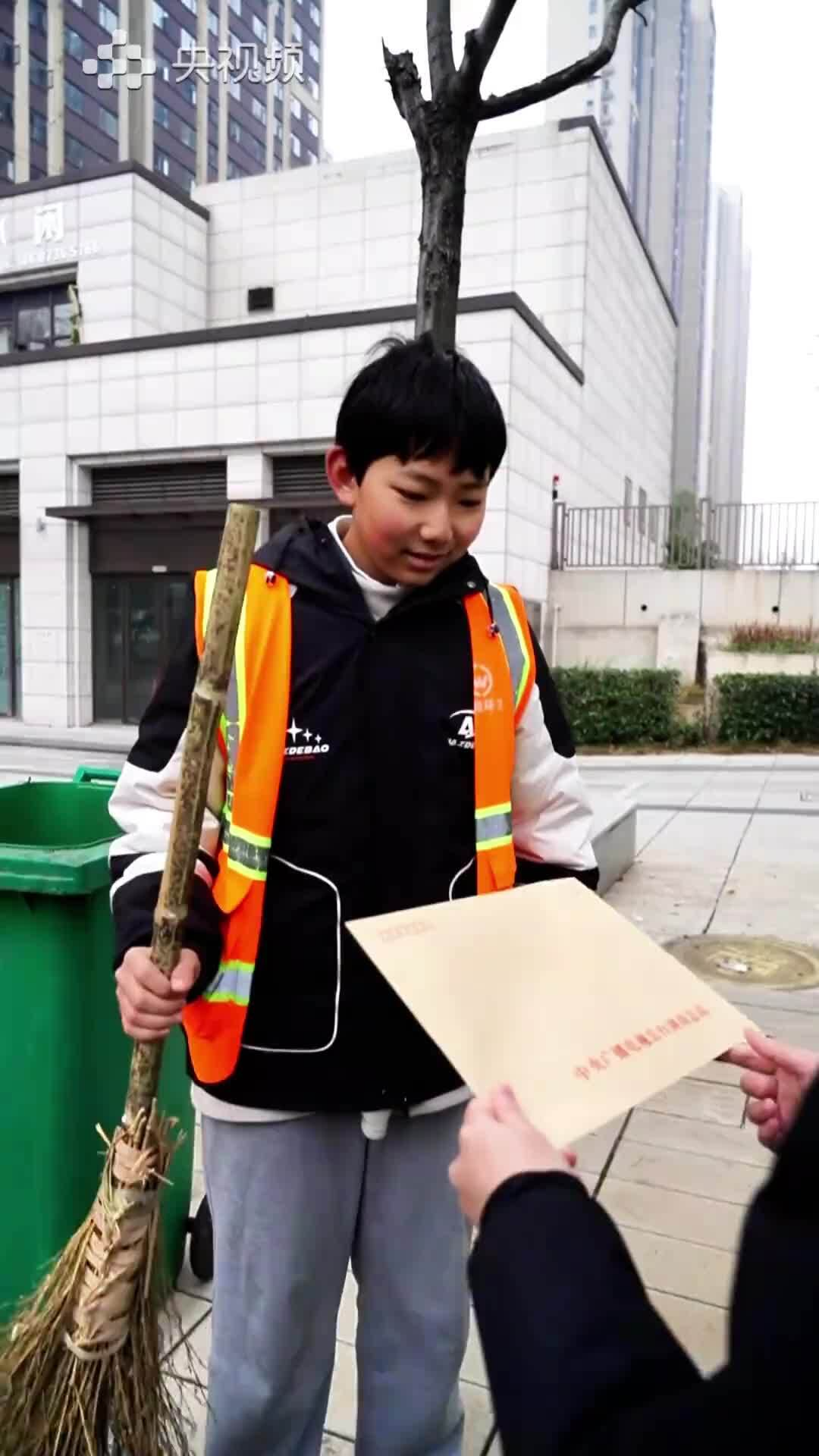 初中生带环卫工妈妈看春晚