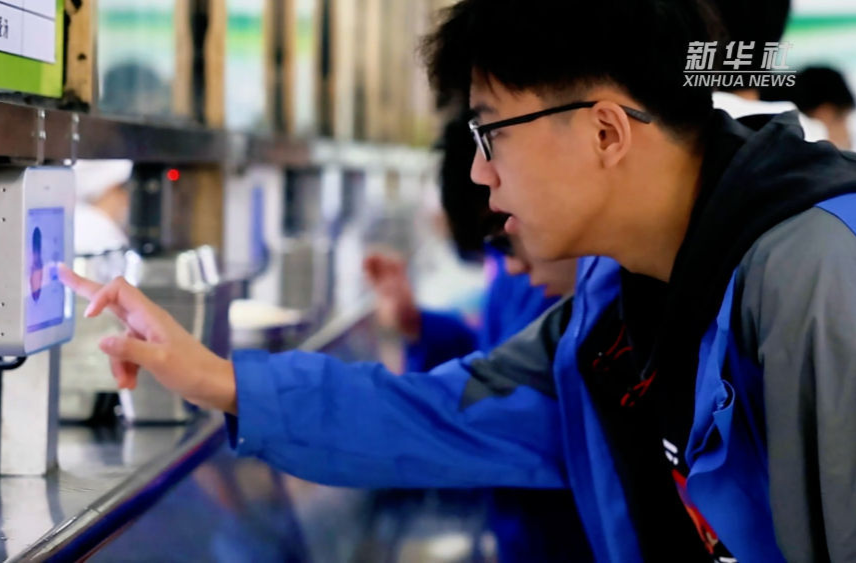 湖南郴州：“智慧食堂”守护校园“盘中餐”