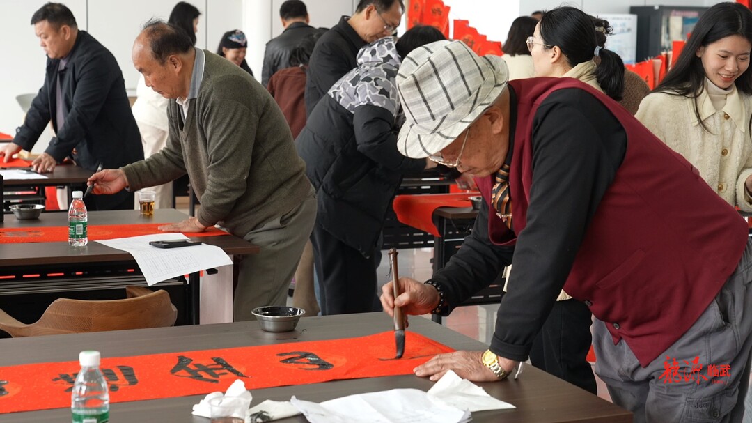 新春走基层｜高新区：春联赠企 福满高新