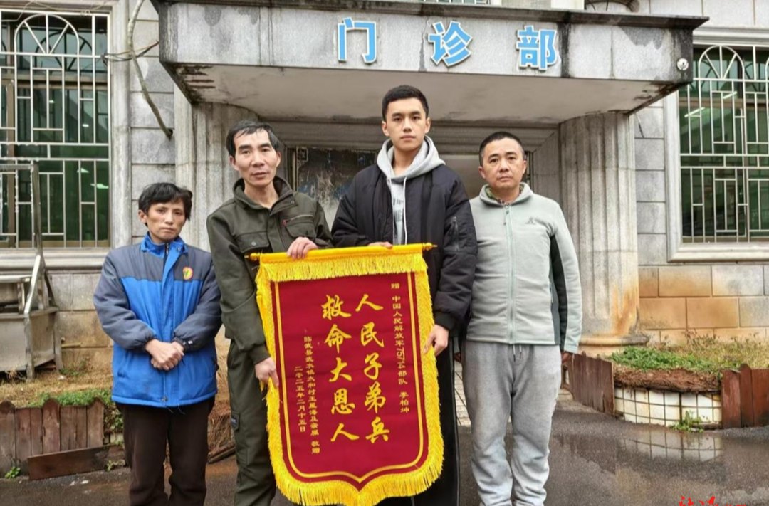 现役军人街头上演“生死时速”  紧急救助晕厥市民