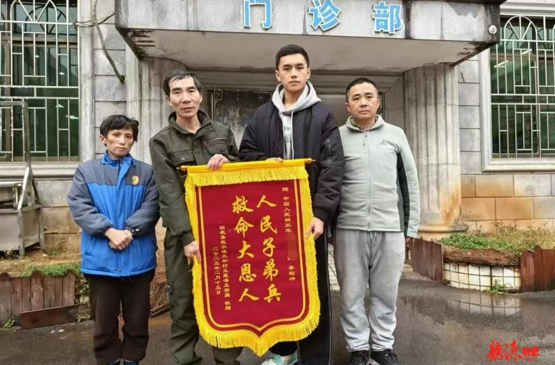 现役军人街头上演“生死时速”  紧急救助晕厥市民