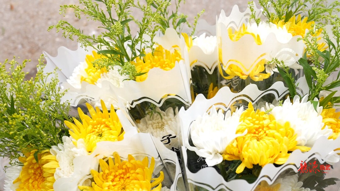 文明祭祀新风尚：鲜花与“云端”寄哀思