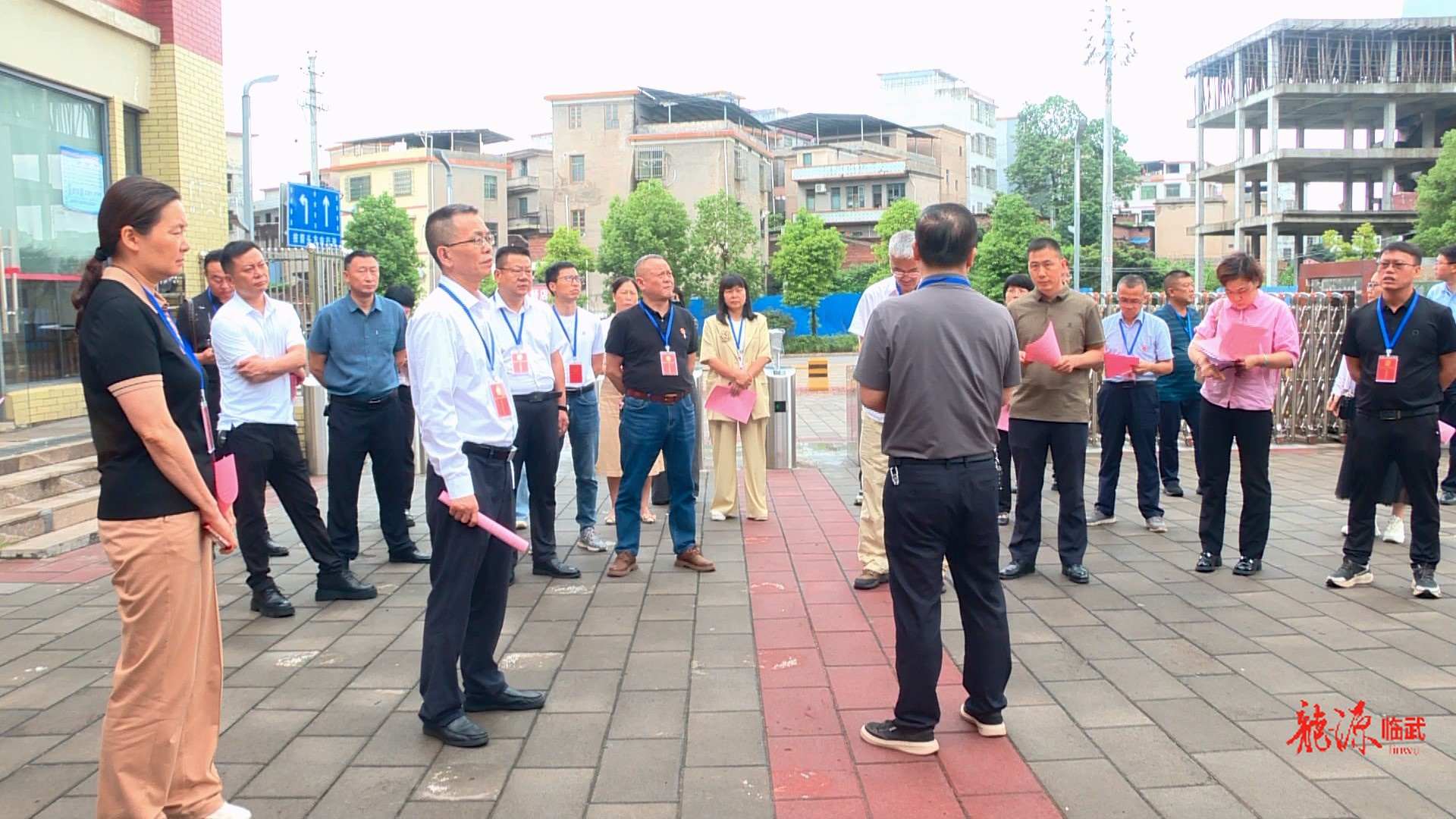 市、县人大代表视察乡镇标准化寄宿制学校建设情况