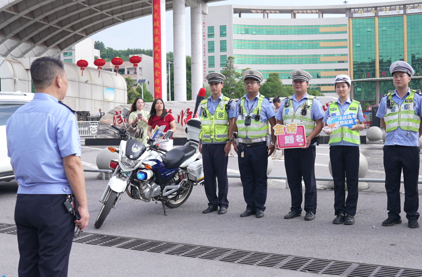 直击高考｜交警护航  助力学子逐梦高考