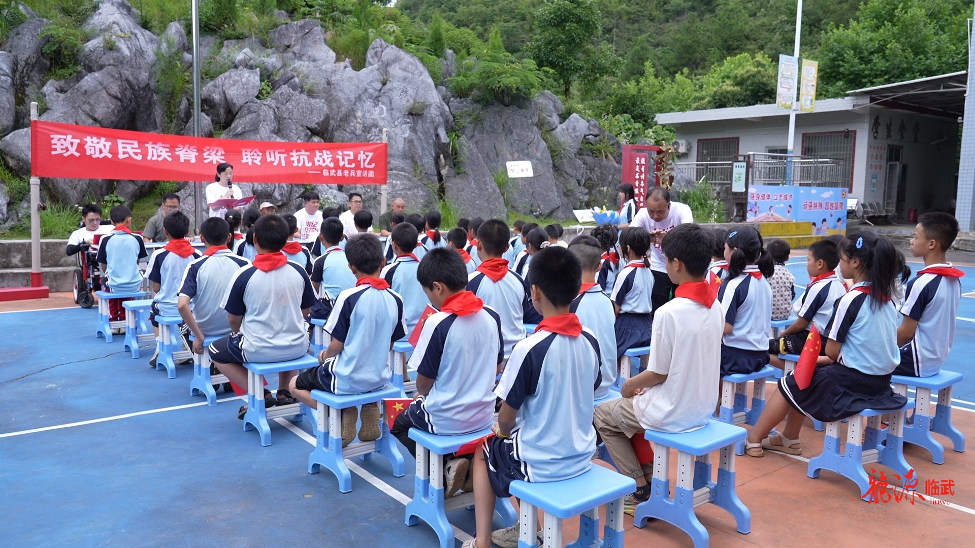 百岁抗战老兵进校园：铭记抗战历史 传承民族精神