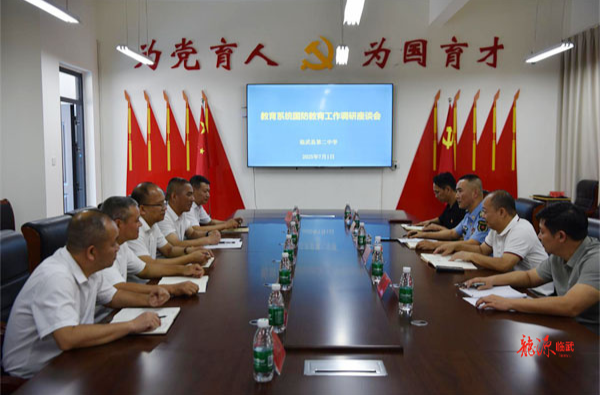 縣領(lǐng)導(dǎo)調(diào)研教育系統(tǒng)國(guó)防教育工作