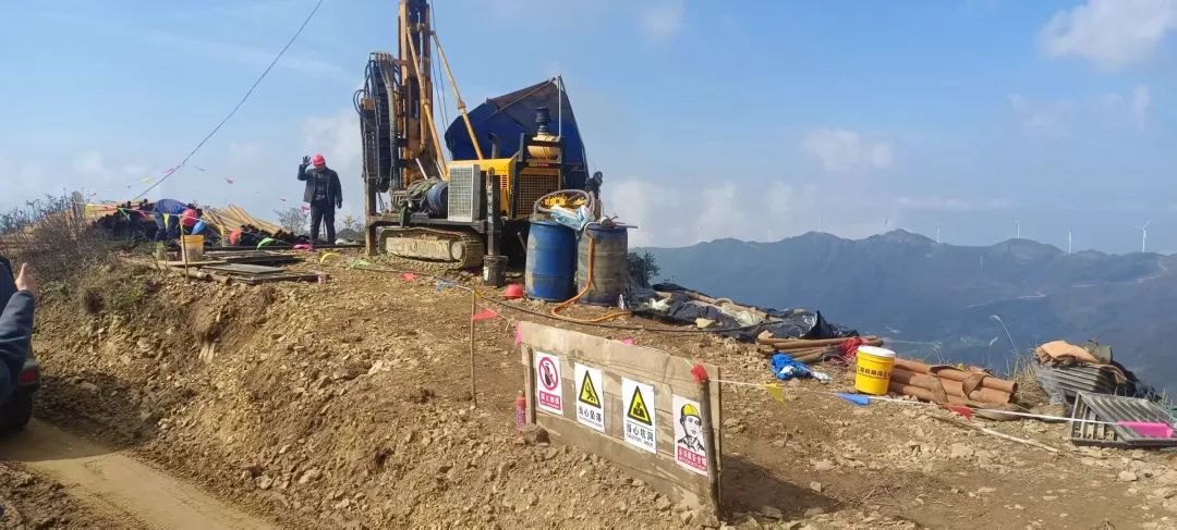 【湖南日报】探获矿石量4.9亿吨！湖南鸡脚山矿区探获超大型锂矿床