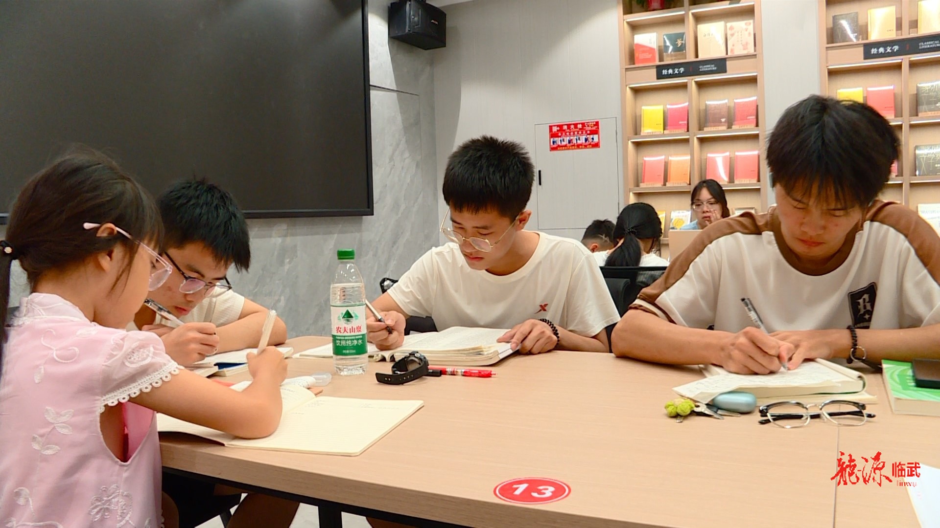 临武县新华书店变身“暑期自习室” 学生扎堆打卡“充电”