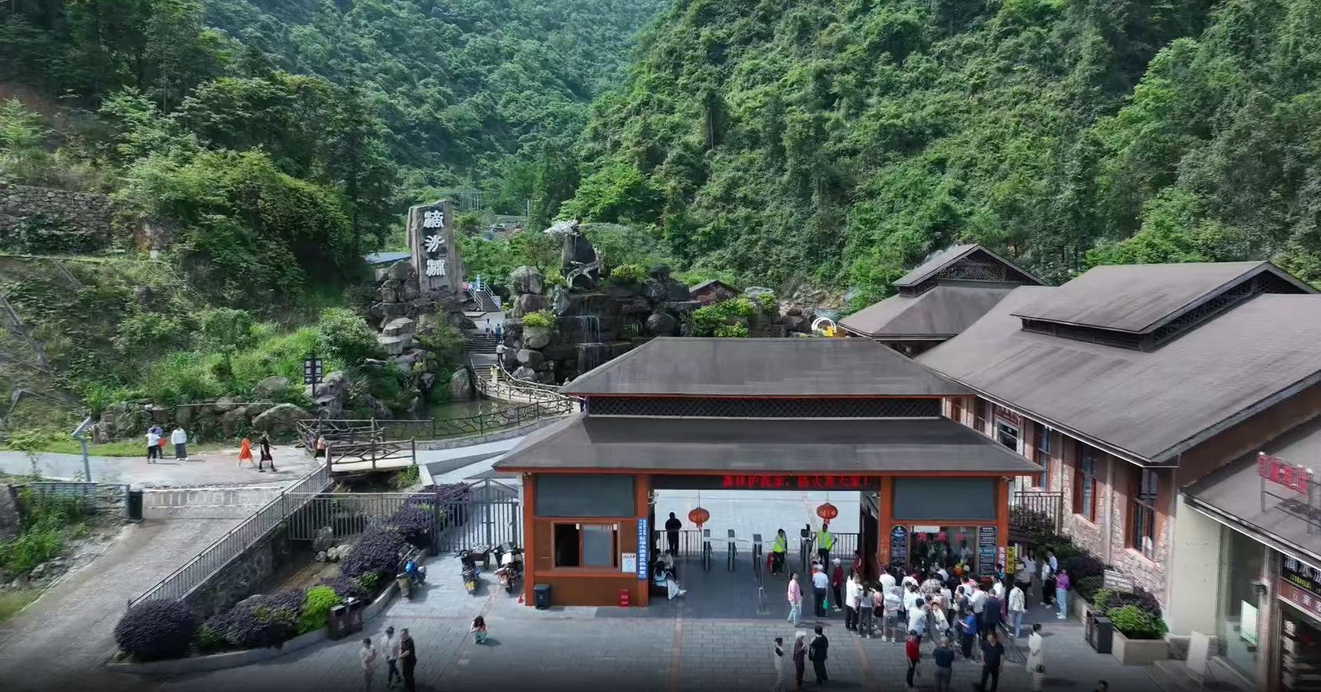 【人民网】湖南临武：创意墙绘“绘”出临武新风景
