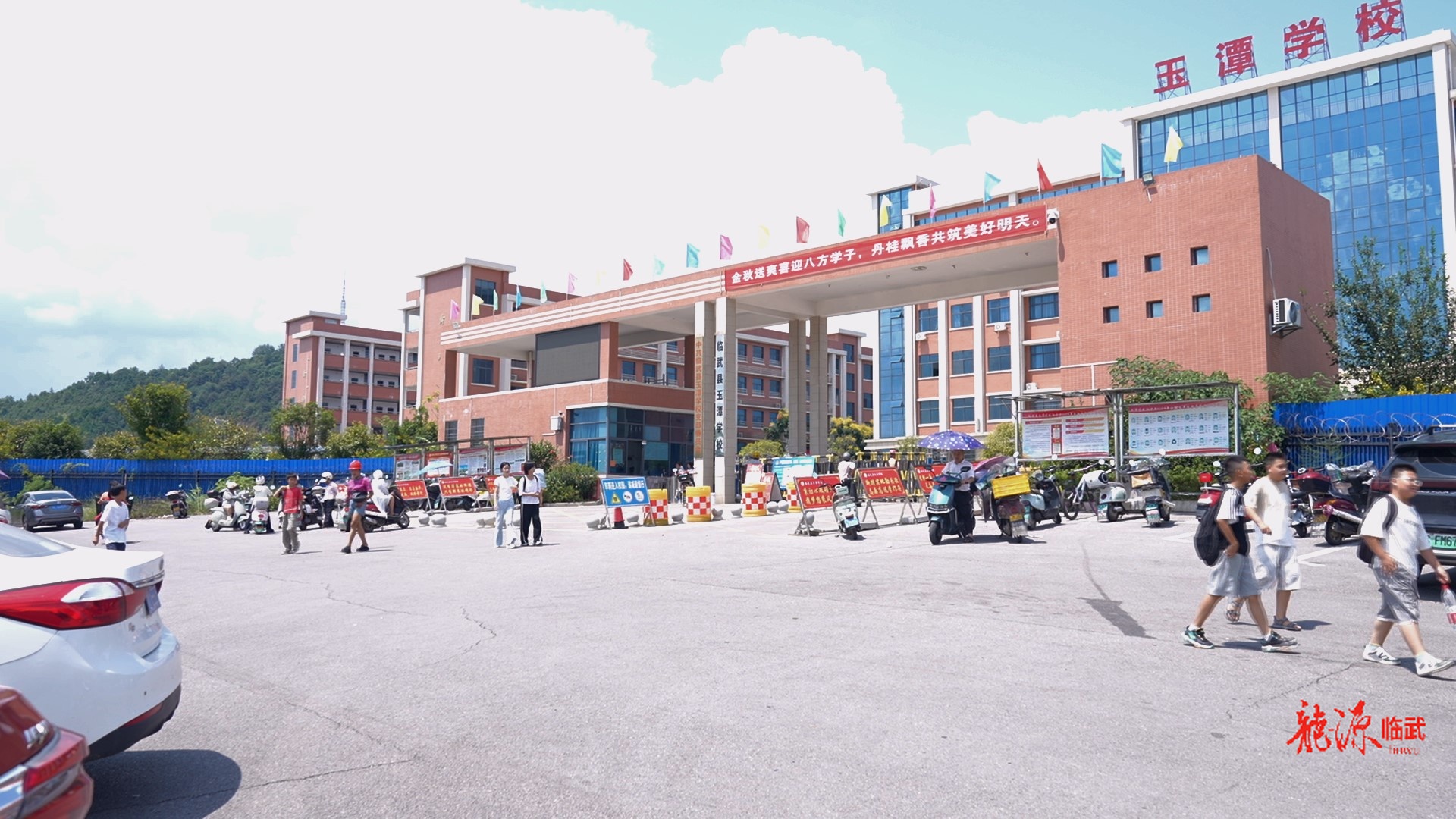 开学季｜郴汽集团临武分公司：从“家门”到“校门”  定制公交护航学子出行路