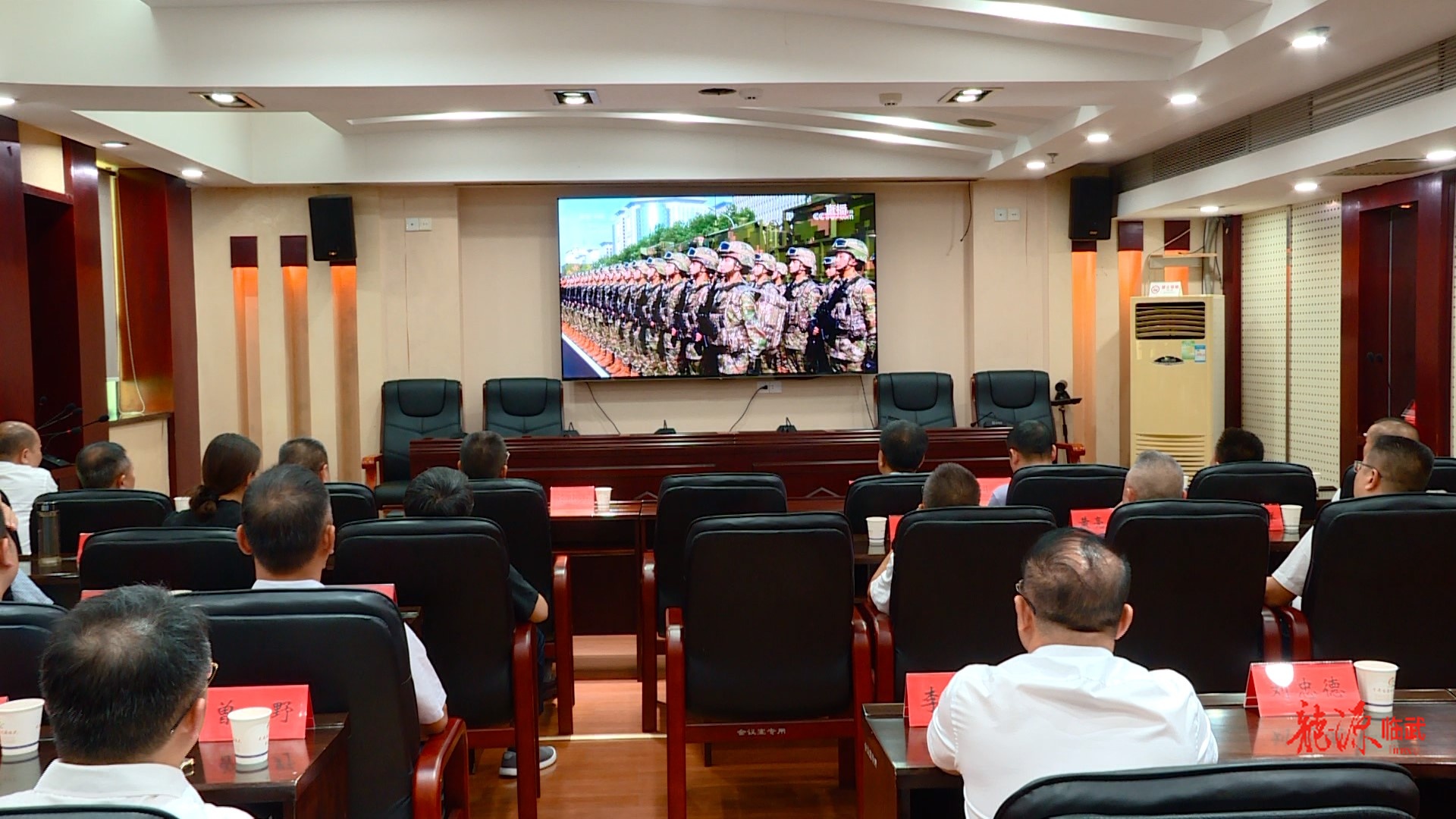 临武县各界集中收看纪念中国人民抗日战争暨世界反法西斯战争胜利80周年大会