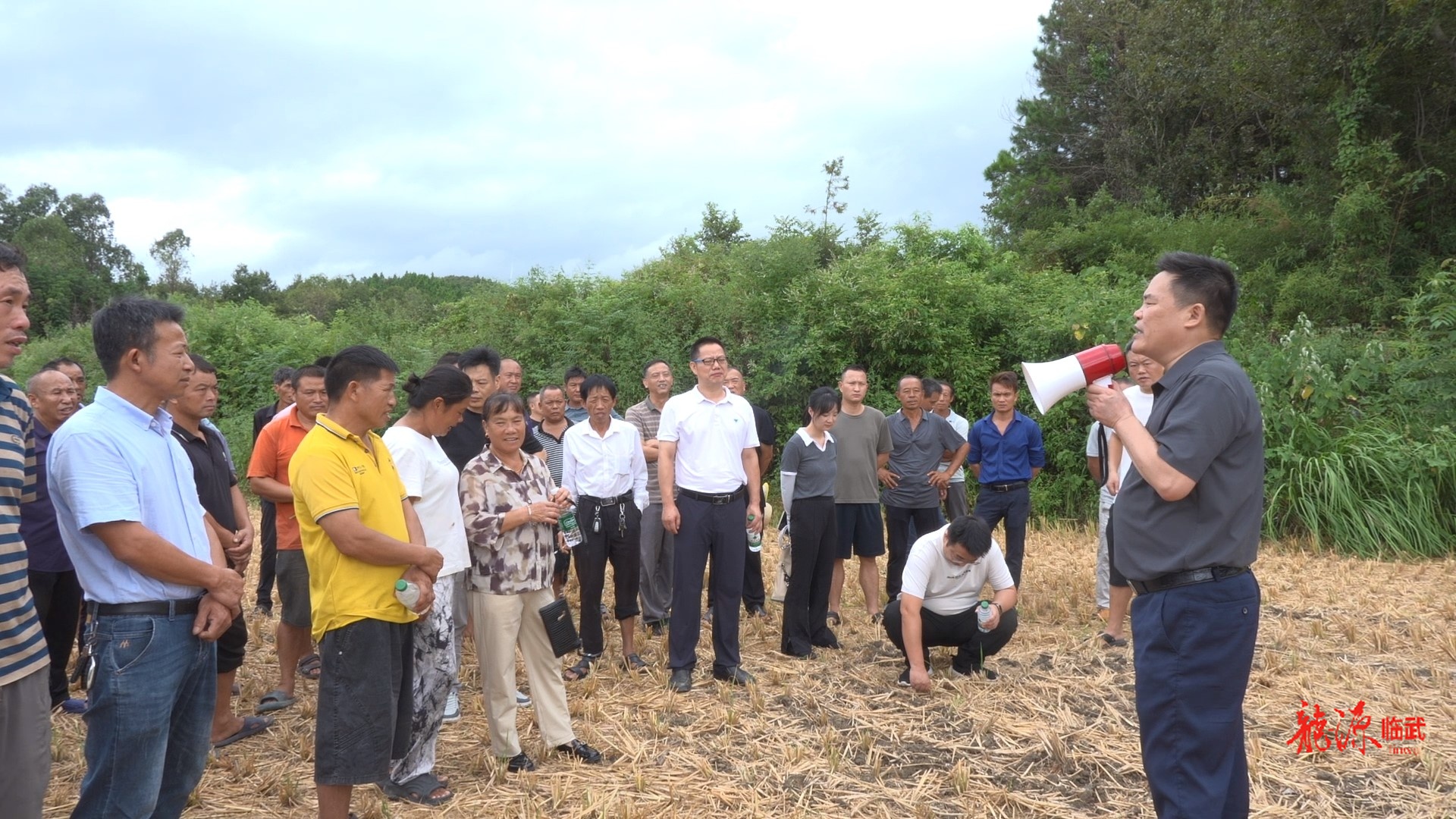 临武县召开秸秆综合利用现场观摩会