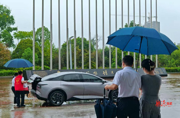 一把共享雨伞的暖心护送