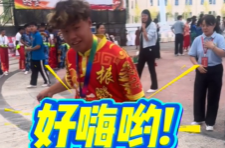 郴品郴味 舞动潇湘:参赛队员领着特殊奖品开开心心去加餐!