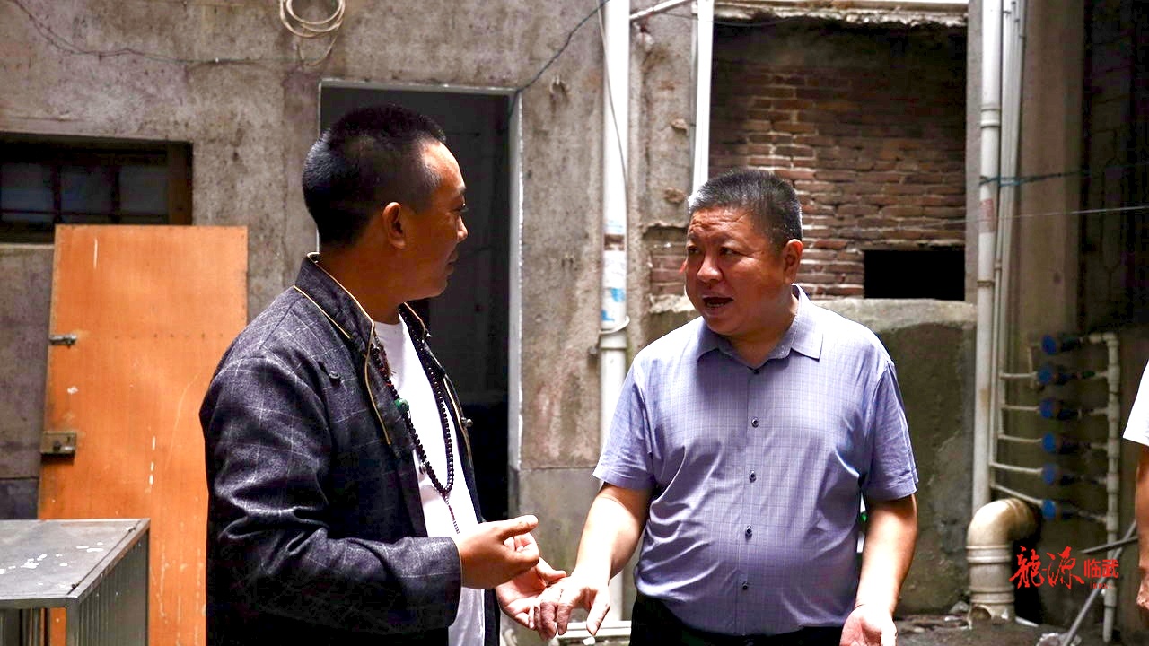 周作林走访慰问在临藏族同胞