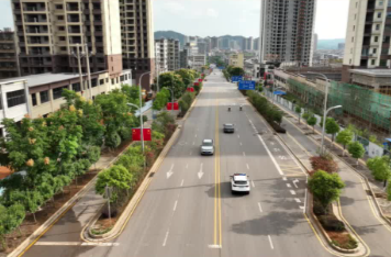 双节将至 “中国红” 扮靓街头