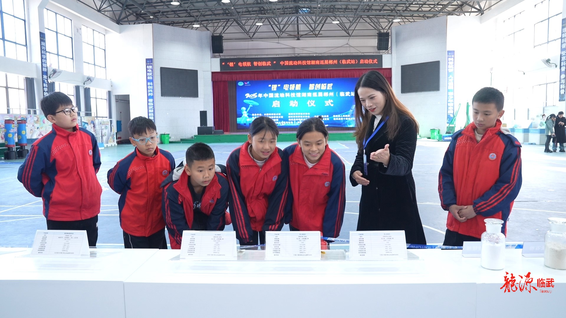 新闻特写：小手触摸科学 童心点亮未来