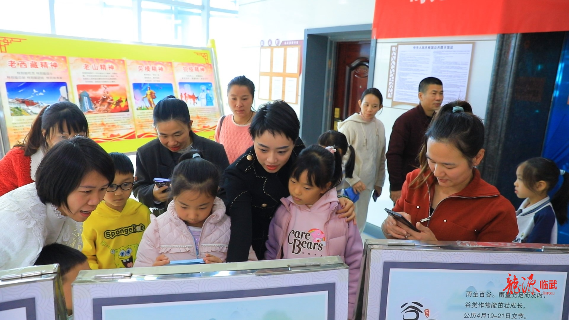 临武县妇联：小雪遇书香 亲子共赴传统文化之约