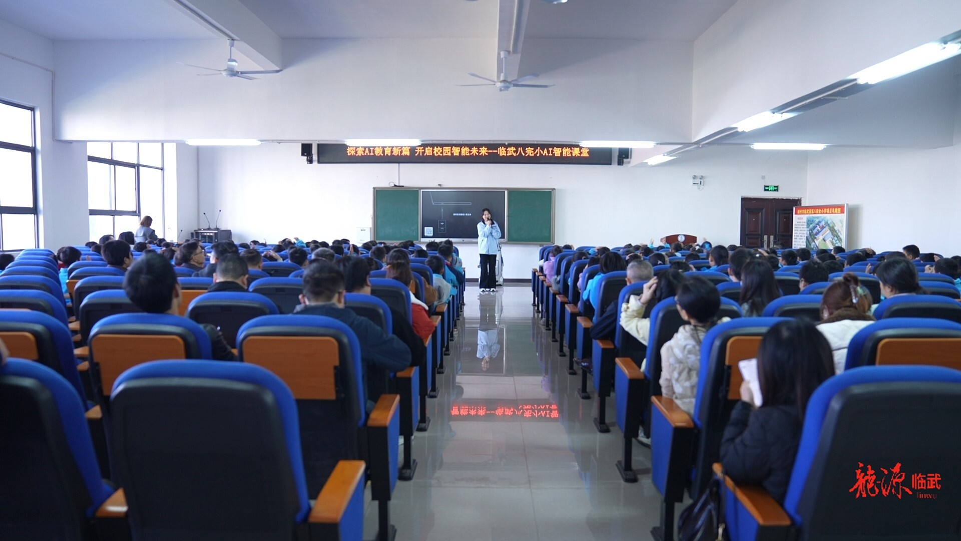 AI机器人“新老师”入驻县八完小 开启教育智能化课堂