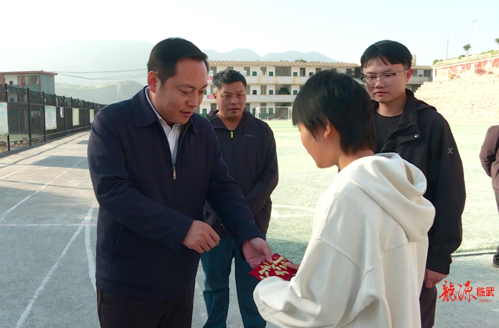 周红到金江镇开展“爱心春蕾”助学慰问活动